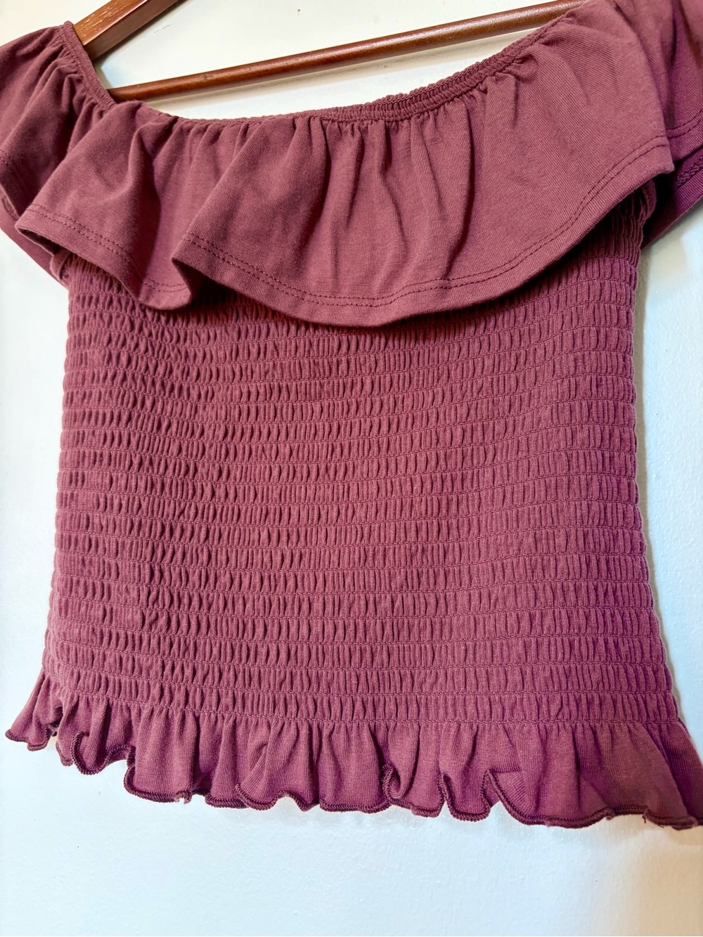 Ardene Off-Shoulder Ruffle Smocked Crop Top - Wine - Picture 2 of 3